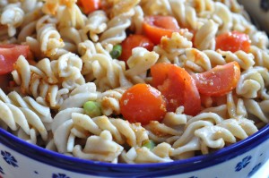 Pastasalat med tomater og rød pesto