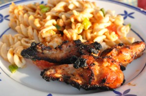 Pastasalat med pesto og tomater - opskrift