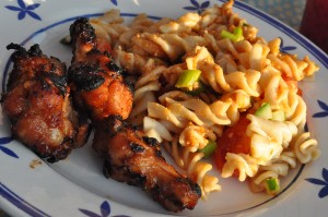 Pastasalat med rød pesto og grillede hot wings