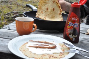 Pannkaker med bringebærsyltetøy på fjelltoppa