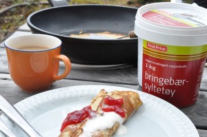 Pannkaker med bringebærsyltetøy på fjelltoppa