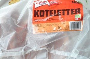 Svinekoteletter, bretagnesovs og risotto