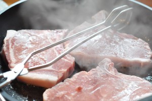 Svinekoteletter, bretagnesovs og risotto