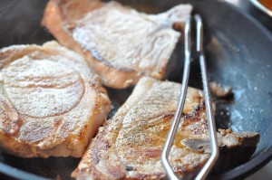 Svinekoteletter, bretagnesovs og risotto