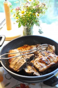 Svinekoteletter, bretagnesovs og risotto