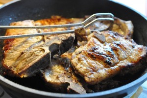 Svinekoteletter, bretagnesovs og risotto