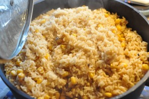 Svinekoteletter, bretagnesovs og risotto