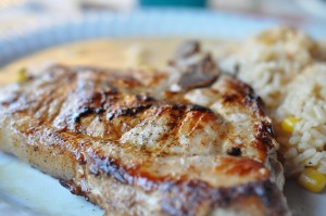 Svinekoteletter, bretagnesovs og risotto