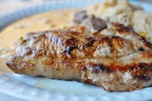 Svinekoteletter, bretagnesovs og risotto