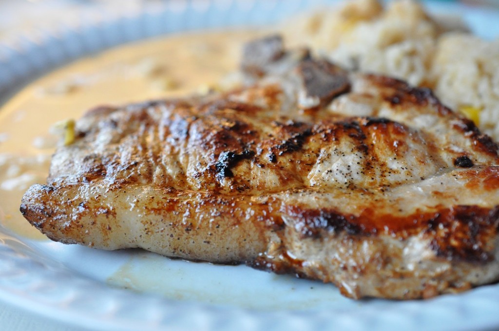 Svinekoteletter, bretagnesovs og risotto