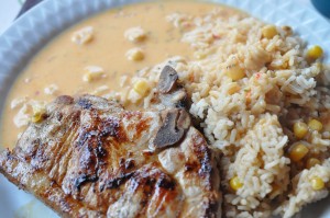 Svinekoteletter, bretagnesovs og risotto