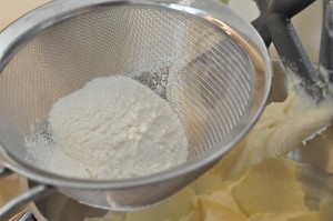 Bradeåandekage med æbler og kanel