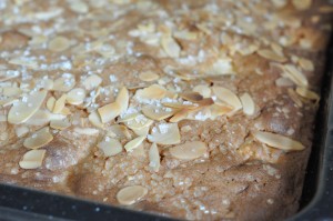 Bradepandekage med æbler og marcipan