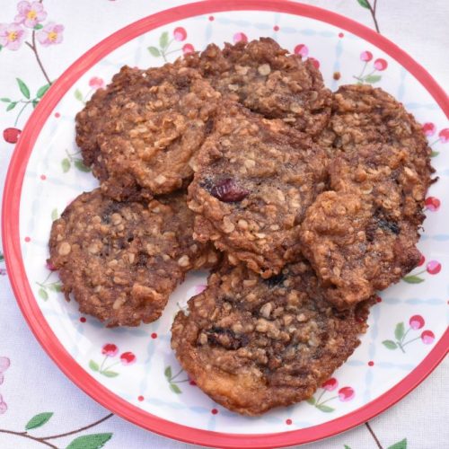 Havregrynskager uden æg - med mandler og kirsebær