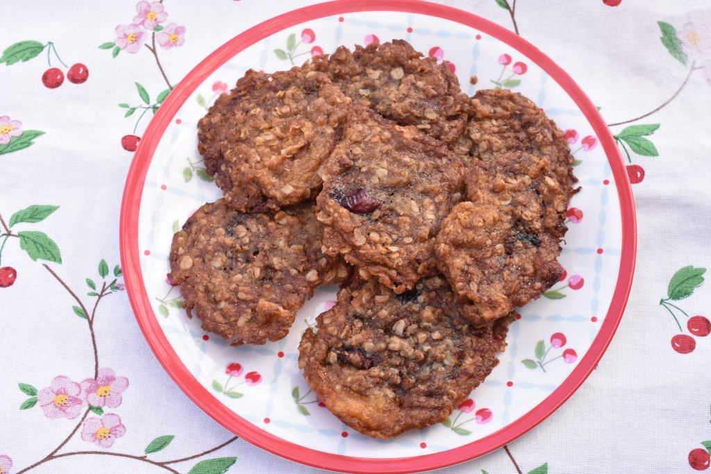 Havregrynskager uden æg - med mandler og kirsebær