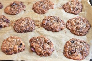 Havregrynskager uden æg - med mandler og kirsebær