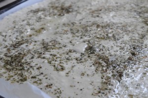 Pizza med serranoskinke og pesto - deep pan