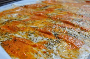 Pizza med serranoskinke og pesto - deep pan