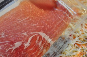 Pizza med serranoskinke og pesto - deep pan