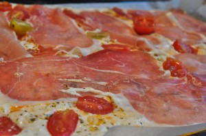 Pizza med serranoskinke og pesto - deep pan