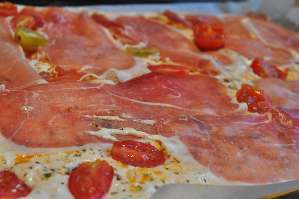 Pizza med serranoskinke og pesto - deep pan