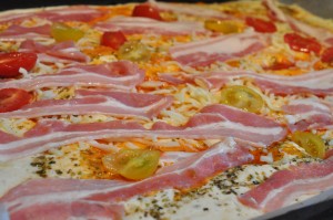 Pizza med serranoskinke og pesto - deep pan