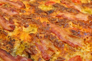 Pizza med serranoskinke og pesto - deep pan