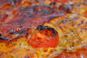 Pizza med serranoskinke og pesto - deep pan