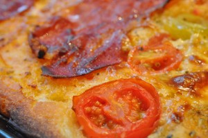 Pizza med serranoskinke og pesto - deep pan