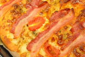 Pizza med serranoskinke og pesto - deep pan