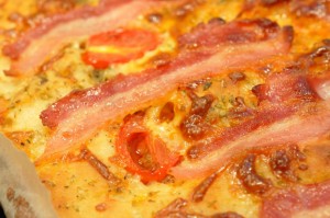 Pizza med serranoskinke og pesto - deep pan