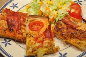 Pizza med serranoskinke og pesto - deep pan