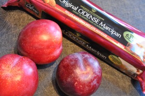 Blommetærte med marcipan kage med blommer