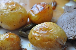 Marineret okseculotte i stegeso med tilbehør