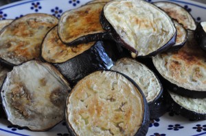 Grillpølser, grillost og grillet aubergine - menu