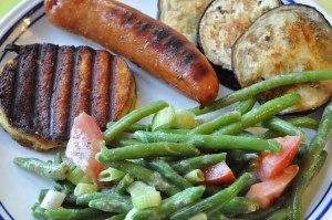 Grillpølser, grillost og grillet aubergine