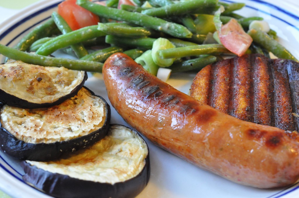 Grillpølser, grillost og grillet aubergine - menu