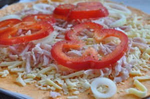 Tortilla pizza med ost, løg, skinke & peberfrugt