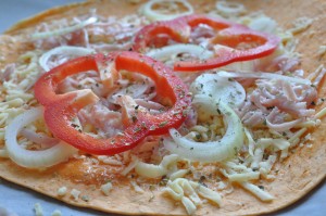 Tortilla pizza med ost, løg, skinke & peberfrugt