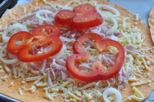 Tortilla pizza med ost, løg, skinke & peberfrugt