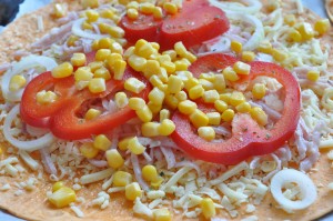 Tortilla pizza med ost, løg, skinke & peberfrugt