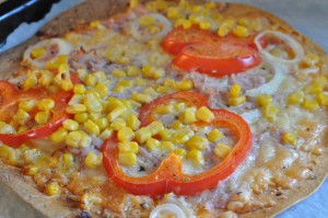Tortilla pizza med ost, løg, skinke & peberfrugt