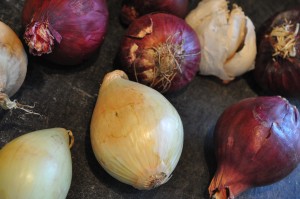 Langtidsstegt oksesteg med bagte løg & kartofler