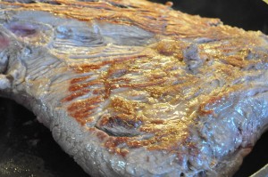 Langtidsstegt oksesteg med bagte løg & kartofler