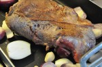 Langtidsstegt oksesteg med bagte løg & kartofler