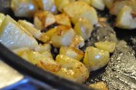 Kartoffeltern på pande - råstegte kartofler i tern