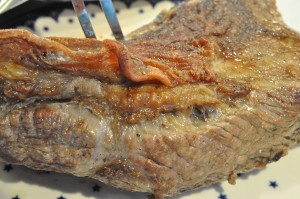 Langtidsstegt oksesteg med bagte løg & kartofler