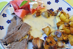 Langtidsstegt oksesteg med bagte løg & kartofler