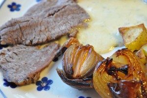 Langtidsstegt oksesteg med bagte løg & kartofler