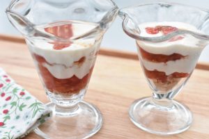 Blommetrifli med makroner - nem trifli opskrift